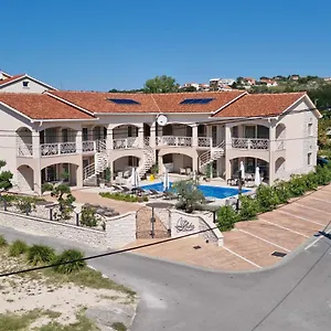 https://moderni-apartmani-s-vanjskim-bazenom.primorje-gorskikotar.com